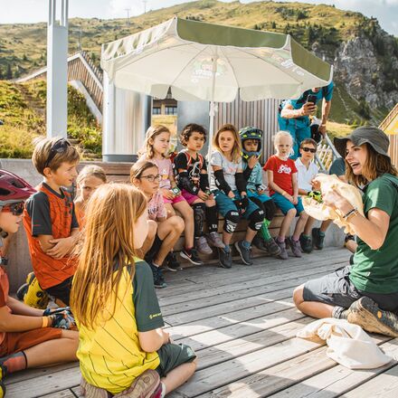 Führung für Kinder im Arosa Bärenland | © Arosa Tourismus